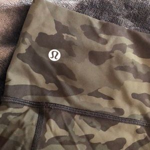 Lululemon wunder under luxtreme crop pants. Size 6